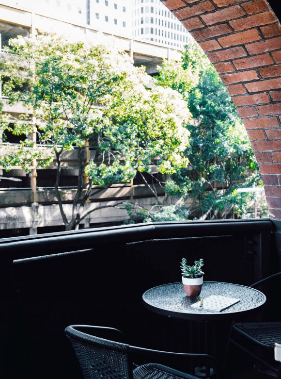 veriu-central-deluxe-comfy-queen-balcony